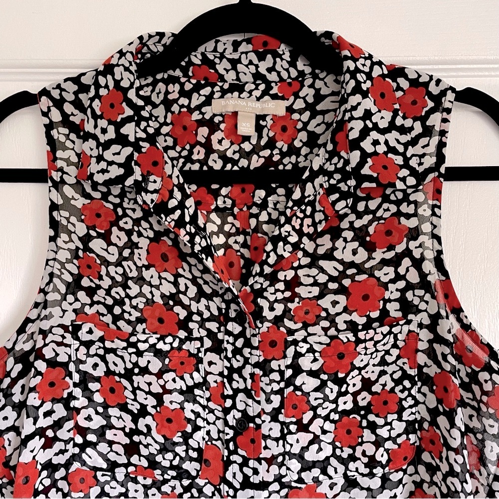 Women’s Banana Republic Floral Sleeveless Blouse in Black/White/Red - XS - Picture 3 of 9